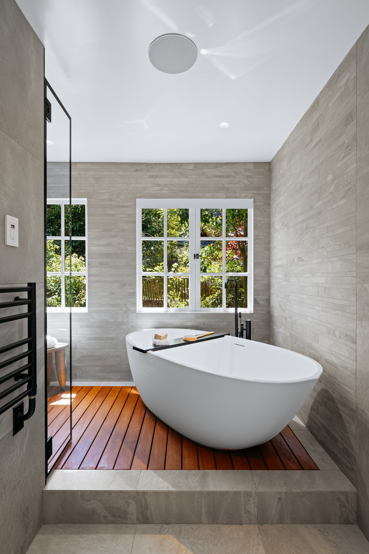 Property Photo: There is a large soaking tub that it on platform with wood slats. Very spa like.
