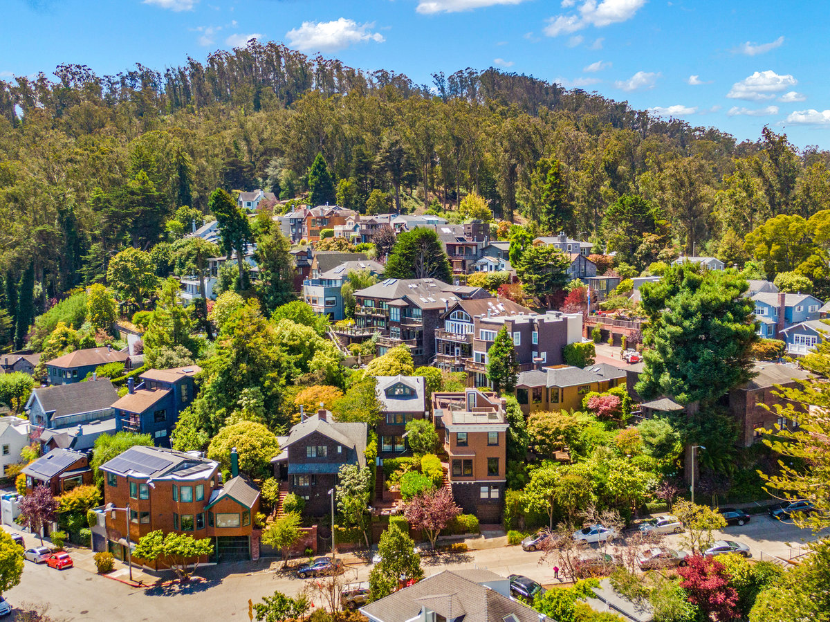 Property Photo: Looking over all the lush greenery with-in and behind all the homes in the neighborhood.