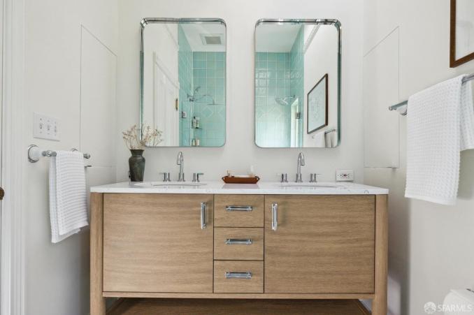 Property Thumbnail: Primary on suite bathroom has double vanity. 