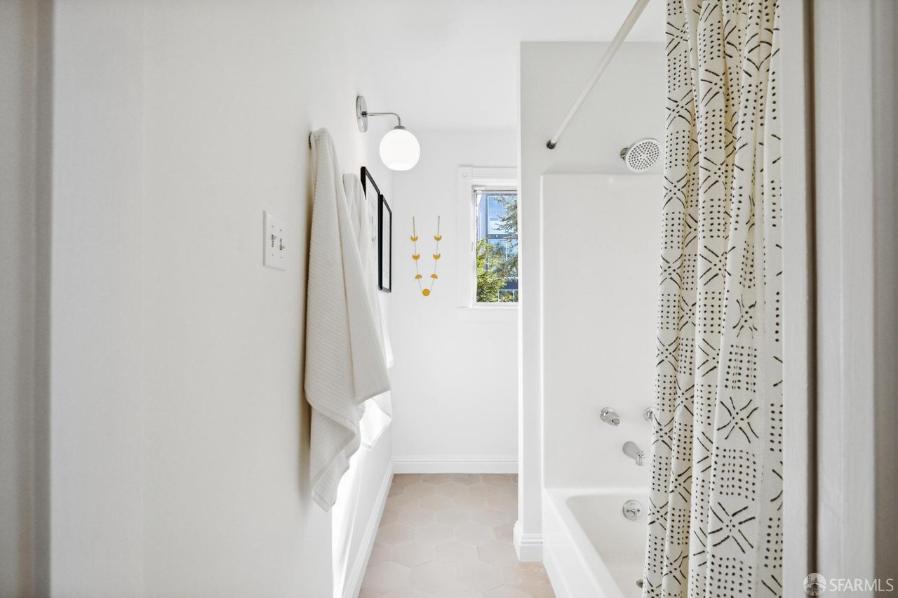 Property Photo: Shower/bath combo in guest room bath.