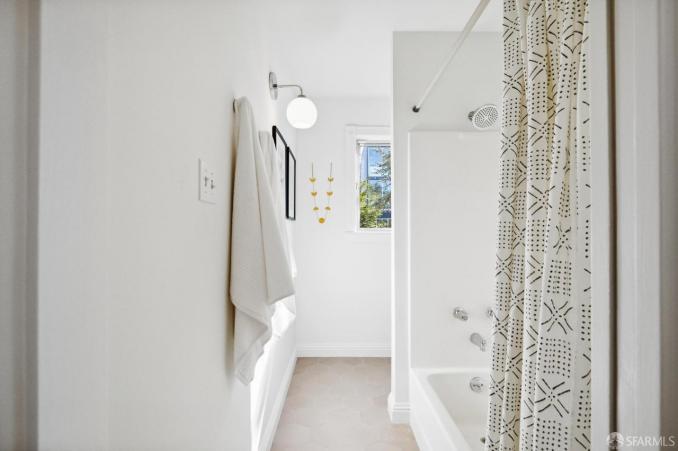 Property Thumbnail: Shower/bath combo in guest room bath.