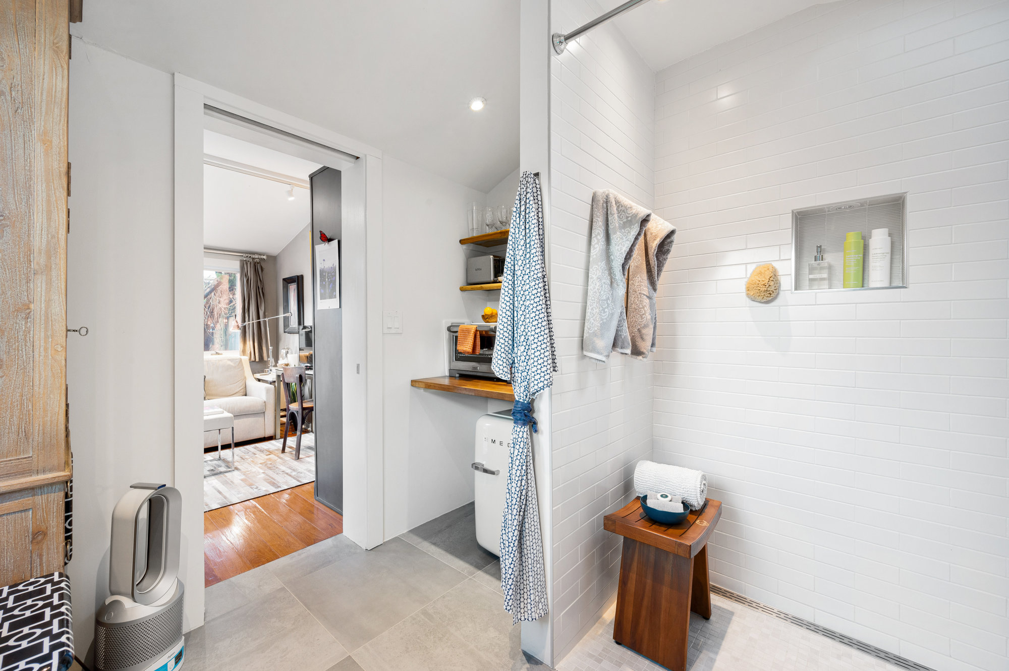 Property Photo: Bathroom has stand up shower. 